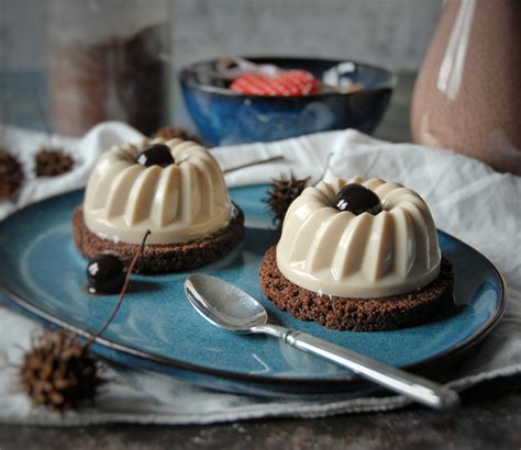 Nonostante sia un dolce relativamente giovane, la ricetta panna cotta risale agli inizi del novecento ed è molto diffuso in tutta la penisola. Panna cotta alle castagne su base senza cottura - Il Dolce ...