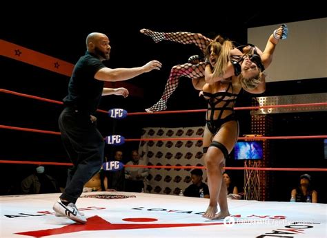 Lingerie Fighting Championships В США организовали турнир MMA среди голых спортсменок Фотофакт