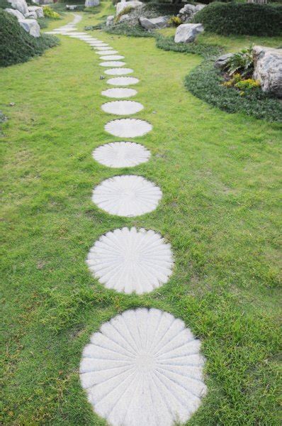The Curving Stepping Stone Footpath In The Landscape Garden — Stock