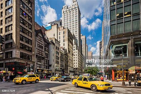 Nyc Fifth Avenue Photos And Premium High Res Pictures Getty Images