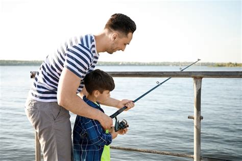 Padre E Hijo Pescando Juntos En El Río Foto Premium