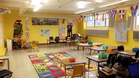 Spanish Classrooms Tour A Peek Into 30 Rooms Classroom Tour Spanish Classroom Elementary