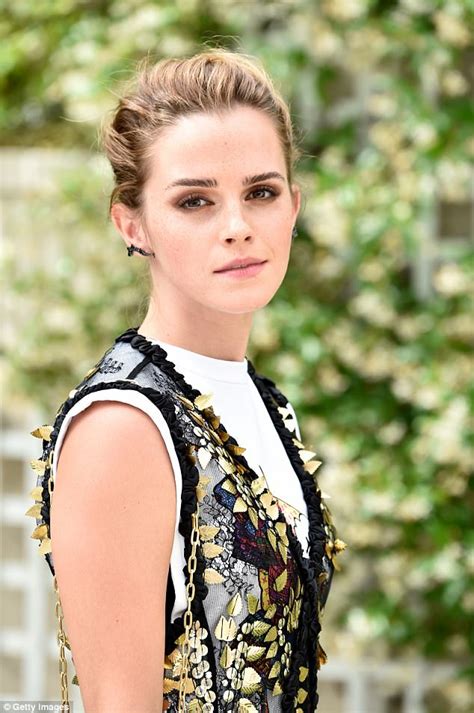 Emma Watson Puts On A Regal Display At Paris Photocall Daily Mail Online
