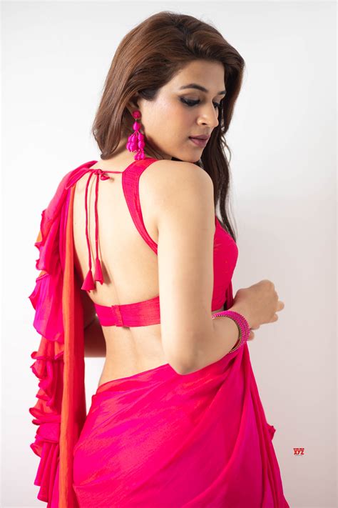 Actress Shraddha Das Sexy Pink Saree Hd Stills Social News Xyz