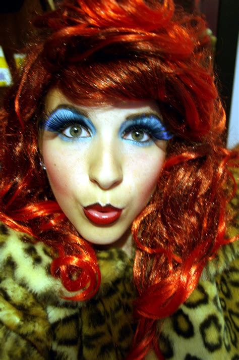 Drag queen (plural drag queens). DRAG QUEEN: MAQUILLAJE