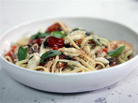 Cherry Tomato Fra Diavolo Sauce Seafood And Pasta Recipe Rachael Ray