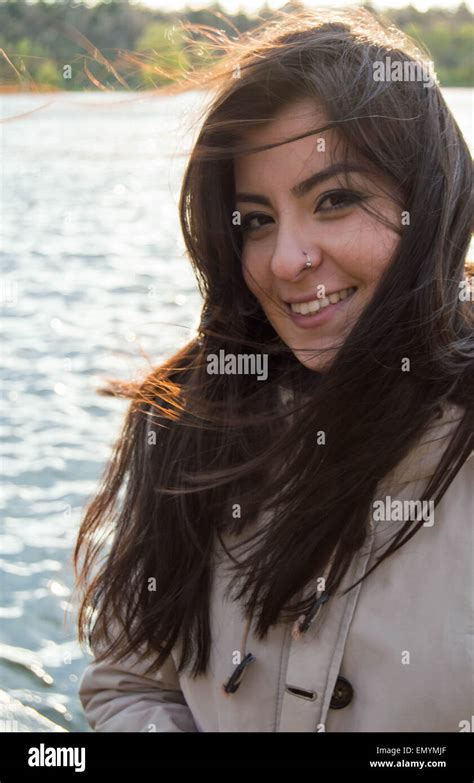 Türkische Mädchen Lächelnd Stockfotografie Alamy