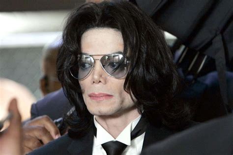 Revelan por qué Michael Jackson llevaba máscaras y cinta en la nariz