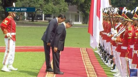 Jokowi Jamu Kaisar Naruhito Bersama Membungkuk Di Depan Bendera