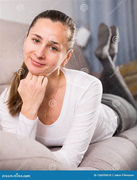femme allongée et posant sur un canapé photo stock image du homemade confortable 156939618