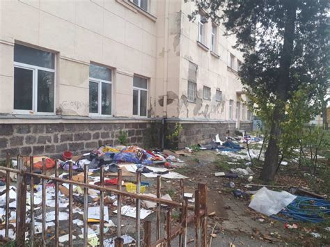 Pamje Shkolla Ekonomike në Prishtinë deponi e bërllokut