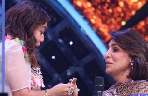 Neetu Kapoor Gives Shagun To Neha Kakkar In Indian Idol Singer Touch Her Feet Video Viral