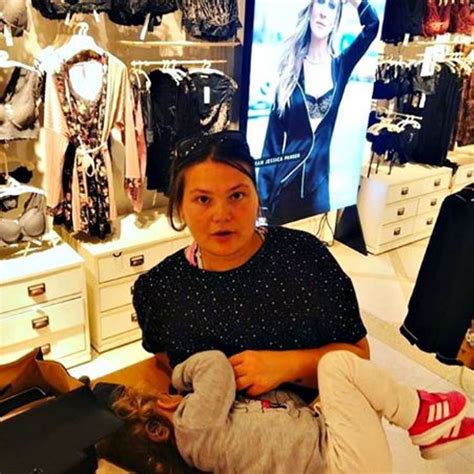 Noi ve ne avevamo parlato nell'articolo chi è monetochka, la popstar che sta conquistando i giovani della russia. Chi è Carolina Fachinetti, l'altra figlia di Ornella Muti ...