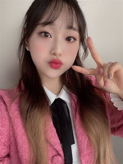 Pin By Sleepy On Loona In 2021 Chuu Loona Kpop Girls Kpop Girl Groups