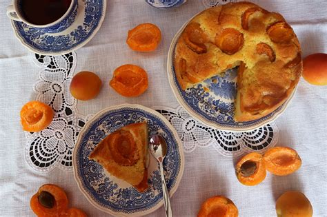 Verarbeitet werden lediglich butter, zucker, mehl und meistens auch eigelbe. Aprikosenkuchen - einfaches Rezept für fruchtig-saftigen ...