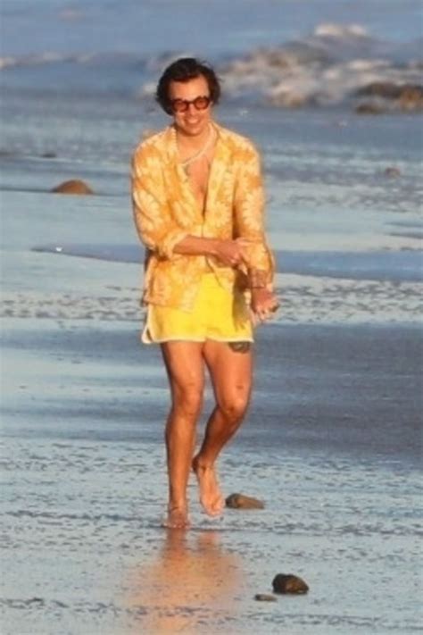 Best Harry Pics On Twitter Style Harry Styles Photos Yellow Shorts