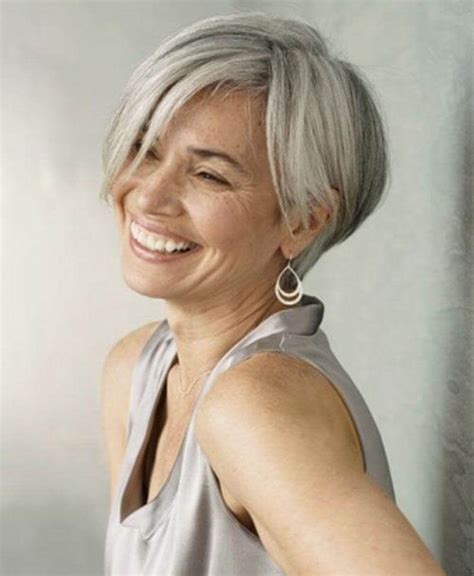 14 Great Short Haircuts For Gray Hair That Are Cute