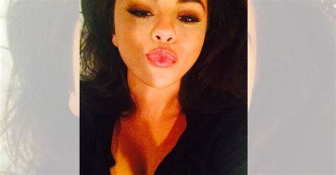 Say Pout Selena Gomez Puckers Up For Provocative Bedtime Selfie