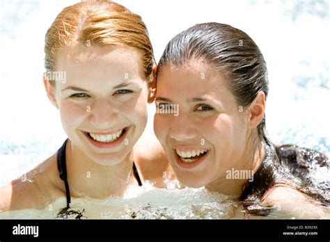 Zwei Junge Frauen Entspannen Sich In Einem Whirlpool Two Young Women Relaxes In A Whirlpool