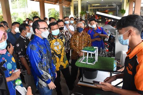 Kominfo menyiapkan infrastruktur multipleksing di 22 provinsi untuk implementasi analog switch off (yang ditargetkan pada 2 november penyelenggaraan multipleksing. Siaran Tv Digital Di Kuningan Jawa Barat : Acara HUT ke 7 ...