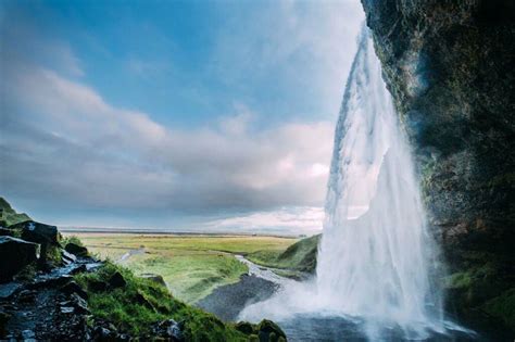 Der Wasserfall Skógafoss Atemberaubende Und Einzigartige 62 Meter Katla Travel Blog