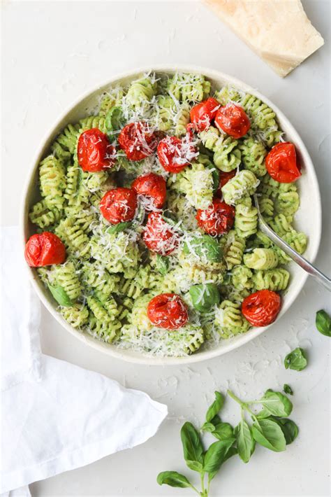 Pasta Med Pesto I Opskrift P Den Bedste Basilikumspesto Med Spaghetti