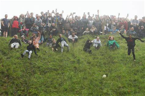 7 Chaotic Photos From The Uks Annual Cheese Rolling Contest Mobi Me