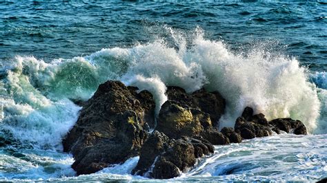 Download Wallpaper 3840x2160 Stone Sea Waves Foam Splashes 4k Uhd