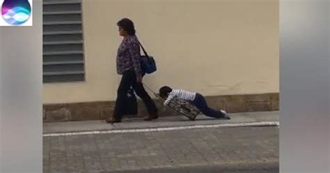 Vídeo Viral Una Madre Arrastra A Su Hijo Dormido
