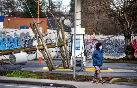 Wild Weather With 70 Mph Winds Whips Seattle And Western Washington