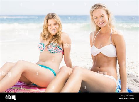 Hübsche Frauen Im Bikini Am Strand Sitzen Stockfotografie Alamy