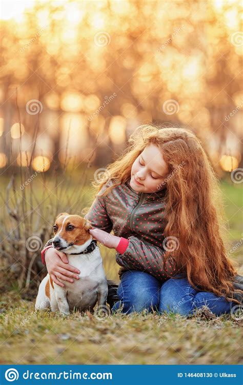 Bambina Che Abbraccia Il Suo Amico Un Cane Nell Aria Aperta Fotografia