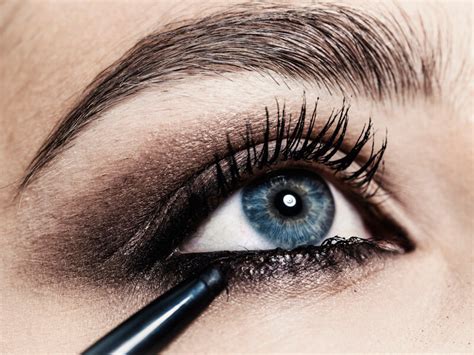 Makeup Tips How To Properly Apply Eyeliner To Your Eyes