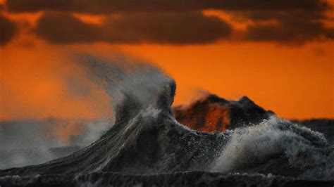 Furious Waves During Lake Erie Storms Look Like Giant Mountain
