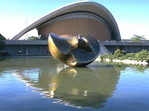 Das haus mit dem markanten dach wurde zur zeit des kalten krieges von den usa als kongresshalle gebaut und betreibt als haus der kulturen der welt das programm im haus der kulturen der welt umfasst rund 50 veranstaltungen, darunter workshops und performances. Haus der Kulturen der Welt - Berlin.de