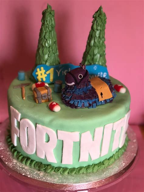 My Sister Made A Fortnite Cake Shes 14 And I Think Its Impressive