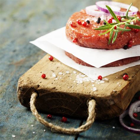 Chuletas Crudas Del Filete De La Hamburguesa De La Carne De La Carne Picada Con El Condimento