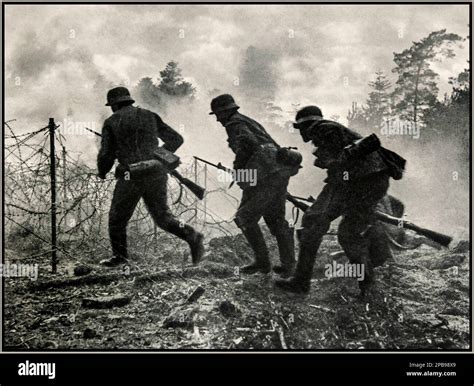 Ww2 Soldiers Under Fire Hi Res Stock Photography And Images Alamy