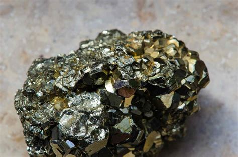 10 Minerales Que Tienen Un Brillo Metálico Poco Común Crean Su Propia