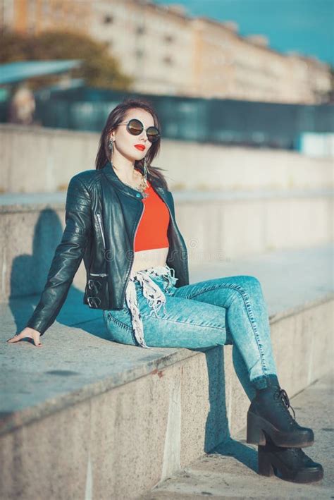 Девушка молодой моды красивая в кожаной куртке и солнечных очках Стоковое Фото изображение