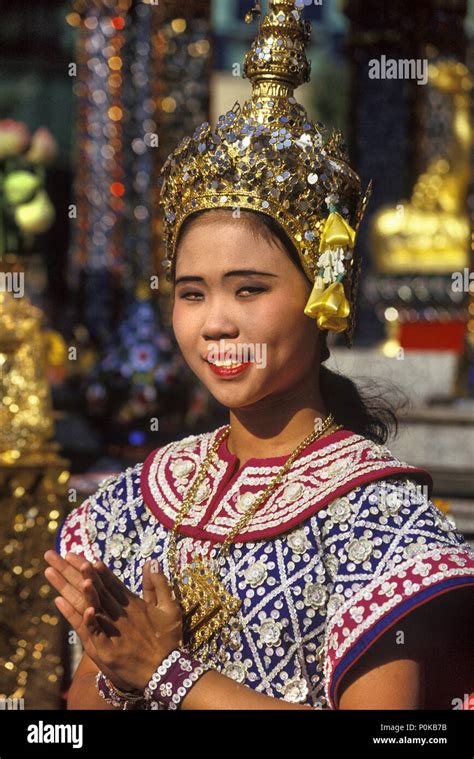 La Bailarina Del Templo Hist Rico Traje Tradicional Saludo Bangkok