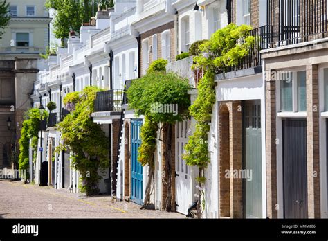 London Uk May 10th 2018 Holland Park Mews Is A Cobbled Through