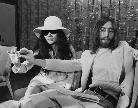 Todos saben quien es, pero nadie sabe lo que hace. John Lennon and Yoko Ono Were a Controversial Couple ...