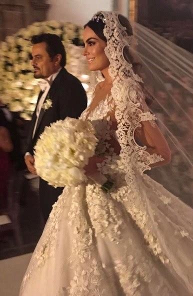 Para su boda, ximena lució un vestido confeccionado por benito santos, y estuvo acompañada por varios famosos entre los cuales destacó la presencia de alejandro fernández, daniela romo, jacqueline bracamontes, sebastián rulli, angelique boyer, sofía castro, mane de la parra, entre otros. Novecientos invitados en la boda de Ximena Navarrete