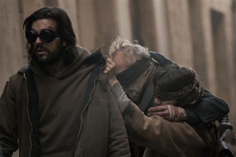 Bird Box Barcelona Phim kinh dị rùng rợn của Tây Ban Nha ELLE Man