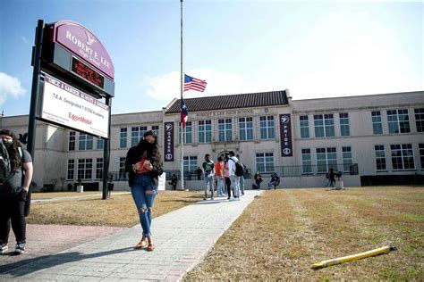 Fight Over Whether To Change Name Of Robert E Lee High School Leaves