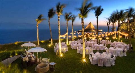 The ocean is the most gorgeous wedding backdrop with or without decorations. Wonderful Wedding Reception Decorations: Elegant Beach ...