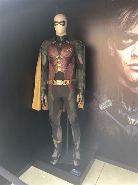 Titans Heres A Detailed Look At Robins Costume