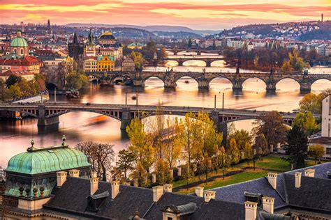 カレル橋と旧市街 秋のプラハの風景 チェコの風景 Beautiful 世界の絶景 美しい景色