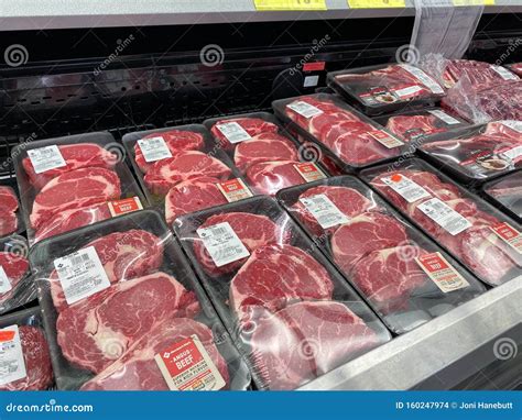 Carne De Ribeya Fresca En El Pasillo De Carne Refrigerado De Un Supermercado Sams Club Imagen De